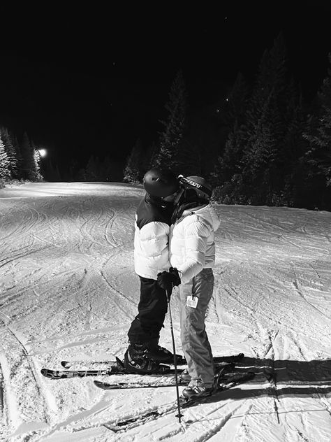 Ski Couples Pics, Cute Couple Skiing Pictures, Ski Couple Photos, Couples Skiing Pictures, Skiing Couple Aesthetic, Skiing With Boyfriend, Ski Couple Aesthetic, Winter Romance Aesthetic, Snow Couple Aesthetic