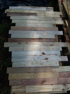 Another Tiny House Story: A Closer Look At Pallet Siding Pallet Siding Exterior, Pallet Wood Siding Exterior, Diy Siding Exterior Cheap, Pallet House Plans How To Build, Pallet Siding, Shed Made From Pallets Tiny House, Pallet Construction, Shed Built From Pallets, Diy Siding