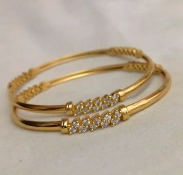 Kids Gold Jewellery, Simple Gold Bangle, Bracelet Cartier, Diamond Bangles, Diamond Bracelet Design, Bangles Gold, Gold Jewelry Sets, Jewelry Bracelets Gold, Stone Bangle