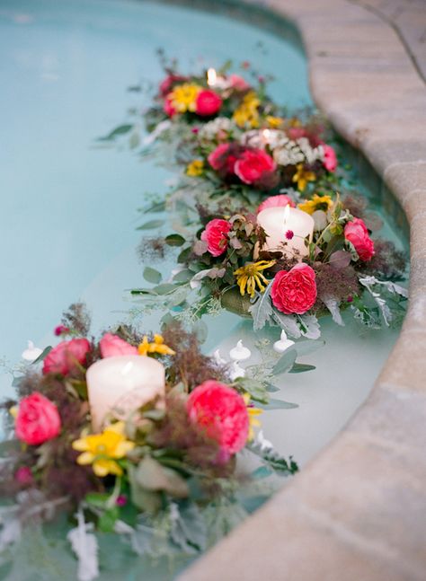 Top 20 Wedding Ideas of 2013 - Project Wedding-if we don't have a swimming pool we could decorate a fountain at the wedding venue if there is one Floating Floral Arrangements Pool, Diy Floating Flowers In Pool, Floating Flowers In Pool, Wedding Backyard Decorations, Pool Flowers, Floating Flower Arrangements, Housewarming Cake, Floating Flower Candles, Pool Decorations