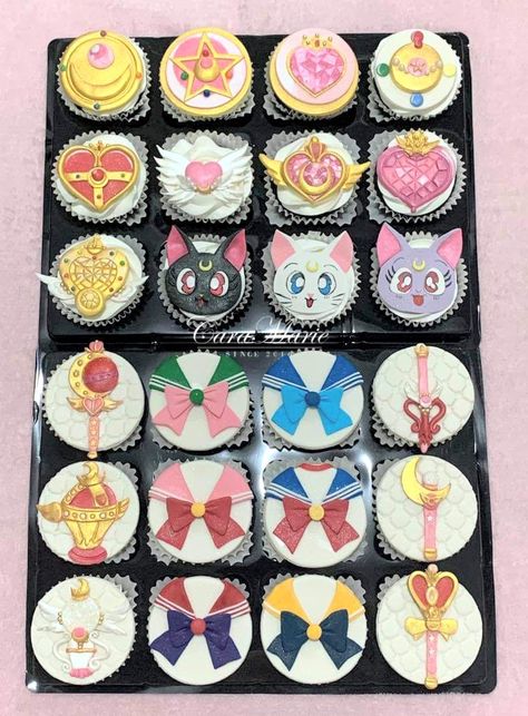 Sailormoon cupcakes with all edible details Sailormoon Birthdays, Sailor Moon Treats, Sailormoon Aesthetics, Sailor Moon Cupcakes, Sailor Moon Cookies, Magical Cupcakes, Hello Kitty Restaurant, Moon Baby Shower Theme, Sailor Moon Cakes