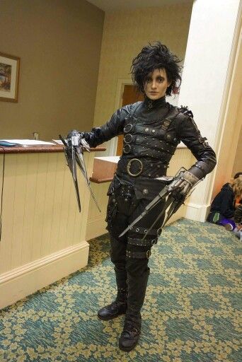 Edward Scissorhands cosplay Edward Scissorhands Halloween Costume, Edward Scissorhands Halloween, Edward Scissorhands Costume, Wonka Bar, Edward Scissor, Scissor Hands, Scissors Hand, Halloween Photo Booth, Black Halloween Dress