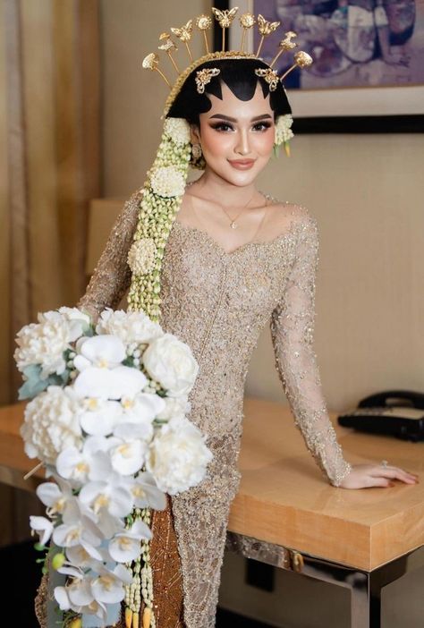 pakaian kebaya modern Javanese Wedding Outfit, Pengantin Jawa Modern, Akad Nikah Jawa, Javanese Wedding Dress, Paes Jawa, Nikah Adat Jawa, Wedding Jawa, Dres Batik, Kebaya Jawa