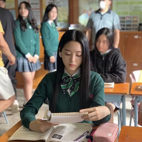 Yihyun Cho, Cho Yihyun, Park Solomon, Dead Pictures, Academic Motivation, Study Motivation Inspiration, Studying Inspo, Study Hard, Study Inspiration