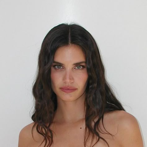 Sara Sampaio Face, Sara Sampaio Makeup, Sara Sampaio Aesthetic, Essence Makeup, Sara Sampaio, Makeup Makeover, Victorias Secret Models, Barbie Girl, Bangs