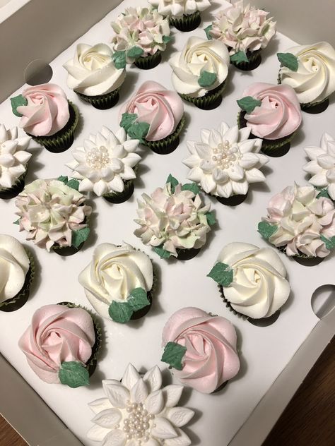 Blush Pink Wedding Cupcakes, Sage And Pink Cake, Bachelorette Cupcakes, White Wedding Cupcakes, Decorating Desserts, Baby Shower Cupcakes For Girls, Charlotte Baby, Pink Green Wedding, Shower Garden