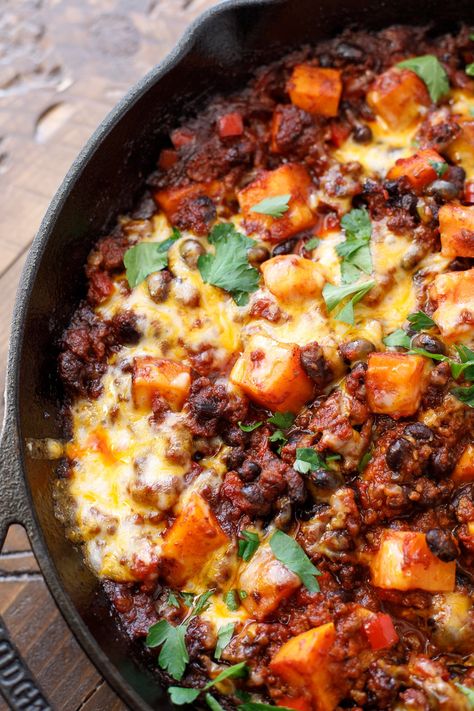 Chili With Ground Beef, Skillet Chili, Chili Sweet, Sweet Potato Chili Recipe, Chili Casserole, Easy Skillet Dinner, Beef Entrees, Potato Chili, Weekly Recipes