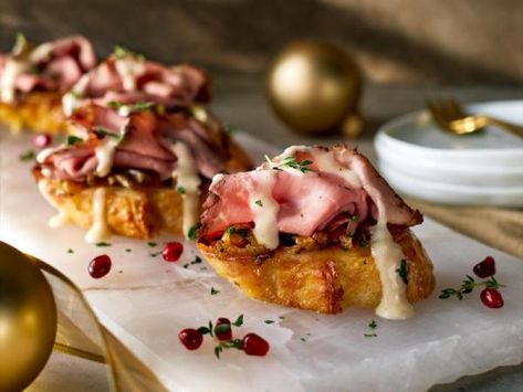 Bite-sized and bursting with savory flavor, these crispy crostini are topped with creamy Havarti Cheese and mouthwatering London Broil Roast Beef. They’re an easy and crowd-pleasing appetizer that will complete any holiday spread. London Broil Appetizer, Prime Rib Crostini, Crustini Appetizers Roast Beef, Beef Tenderloin Crostini Appetizers, Beef Tenderloin Crostini With Parmesan Wine Cream Sauce, London Broil Roast, Roast Beef Baguette, Roast Beef Appetizers, Roast Beef Crostini With Horseradish