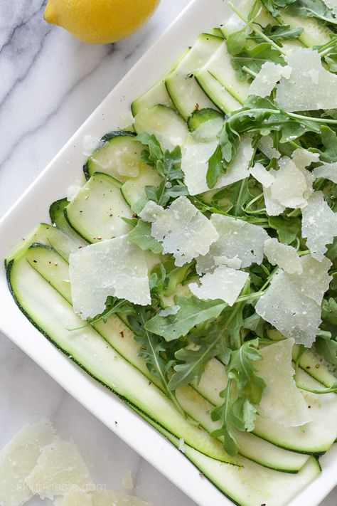 This light summer 5-ingredient zucchini salad is this perfect summer side dish.  You can serve this as an appetizer, side dish or even as a light lunch for two. Zucchini Carpaccio, Zucchini Aubergine, Summer Side Dish, Berry Salad, Zucchini Salad, Summer Side Dishes, Skinny Taste Recipes, Juicy Tomatoes, 5 Ingredient