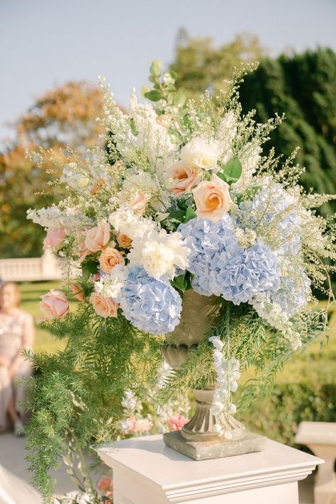 Light Blue And Peach Wedding Centerpieces, Spring Botanical Wedding, French Garden Wedding Flowers, Bridgerton Wedding Flowers, Coastal Grandmother Wedding, Formal Garden Wedding, Peach Wedding Centerpieces, French Garden Wedding, Elegant Garden Wedding