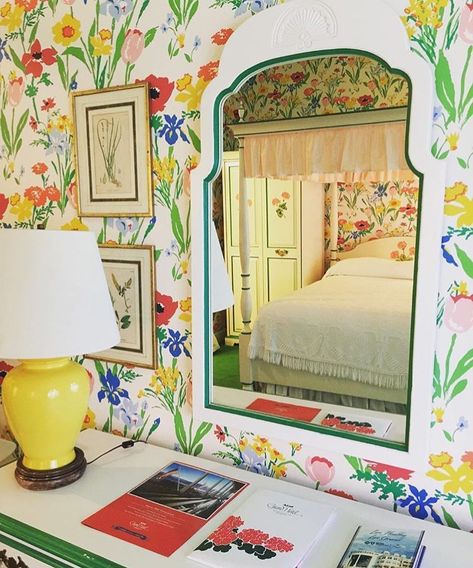 Dorothy Draper Bedroom, Dorothy Draper Wallpaper, Dorothy Draper, Bright Rooms, Green Rooms, Interior Design Inspiration, Wall Coverings, Interior Architecture, Mid-century Modern