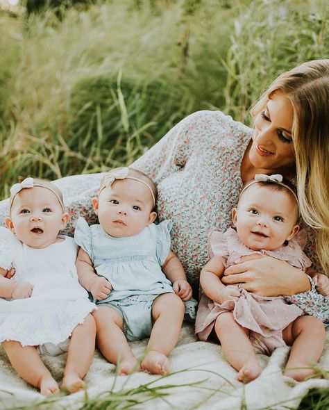 Twin 3 Month Pictures, Twins And Mom Photography, 6 Month Twin Photoshoot, 5 Month Old Twins Photography, Mom And Triplets Photography, Triplet Newborn Photos, Triplets Pregnancy, Garden Photoshoot, Life Plans