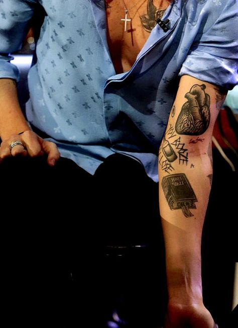 Harry Styles Body, Harry Tattoos, Harry Styles Drawing, Harold Styles, Flying Tattoo, Harry Styles Tattoos, Late Late Show, James Corden, The Late Late Show