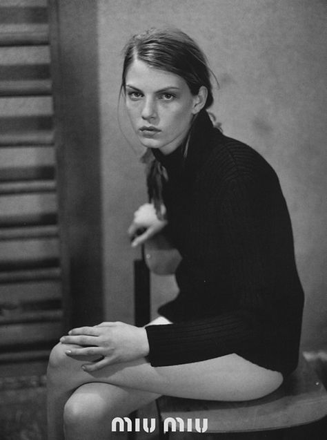 I Love Your Style: Fashion flashback: Angela Lindvall for MiuMiu 1997 Glen Luchford, Angela Lindvall, Campaign Fashion, Peter Lindbergh, Linda Evangelista, Miuccia Prada, 가을 패션, Ad Campaign, Perm