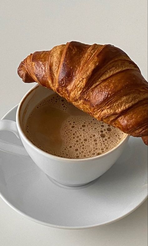 Coffee And Croissants Aesthetic, Midnight Coffee, Croissant Aesthetic, Coffee And Croissants, Coffee Photos, Fair Food Recipes, Good Morning Coffee, But First Coffee, Coffee And Books