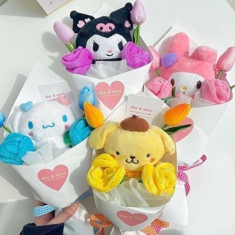 Hello Kitty And Friends Gifts, Plushie Bouquet Diy, Plush Flower Bouquet, Bt21 Bouquet, Pompompurin Aesthetic, Plushie Bouquet, Sanrio Bouquet, Candy Themed Bedroom, Hello Kitty Wedding