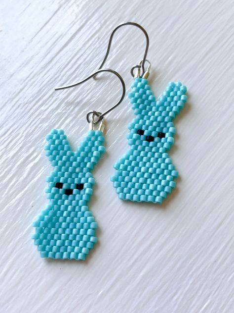 Easter Brick Stitch Pattern, Easter Beaded Earrings, Bunny Earring, Miyuki Beads Pattern, Seed Bead Projects, Diy Wire Earrings, Diy Seed Bead Earrings, Stitch Earrings, Pearl Beads Pattern