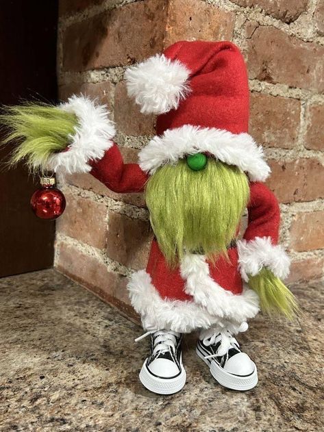 Funny Gnomes Diy, Grinch Gnomes Diy How To Make, Grinch Gnome Diy, Christmas Nomes, Diy Gnome Doll, Making Gnomes, Grinch Gnome, Dollar Tree Crafts Diy, Grinch Decor