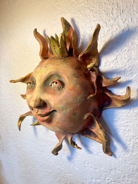 Sun Clay Art, Clay Art Projects Sculpture, Sun Paper Mache, Paper Mache Sun, Ceramic Masks Ideas, Moon Sculpture Clay, Sun Face Art, Ceramic Face Sculpture, Sun Ceramics