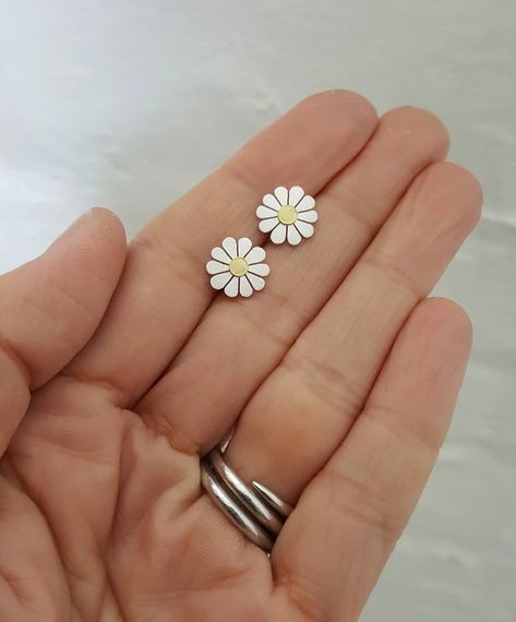 64 Likes, 7 Comments - Diana Greenwood Jewellery (@dianagreenwood) on Instagram: “Little daisies flying off to Germany 🇩🇪🌼🌼 . 🌼 . 🌼 .  #dianagreenwoodjewellery #daisydaisydaisy…” Hand Piercing, Daisy Pendant, Daisy Studs, Silver Flower Earrings, Jewelry Workshop, Daisy Earrings, Floral Jewellery, Flower Earrings Studs, Floral Gifts