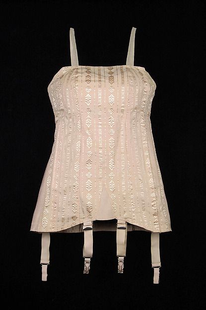 Here is a cosset from 1924-25. This american undergarment is made of cotton, bone, metal and elastic. It was manufactured by Royal Worcester. 1920s Corset, Corset Training, 1920 Fashion, Lingerie Vintage, Dress History, Period Outfit, Costume Collection, 1930s Fashion, Royal Worcester