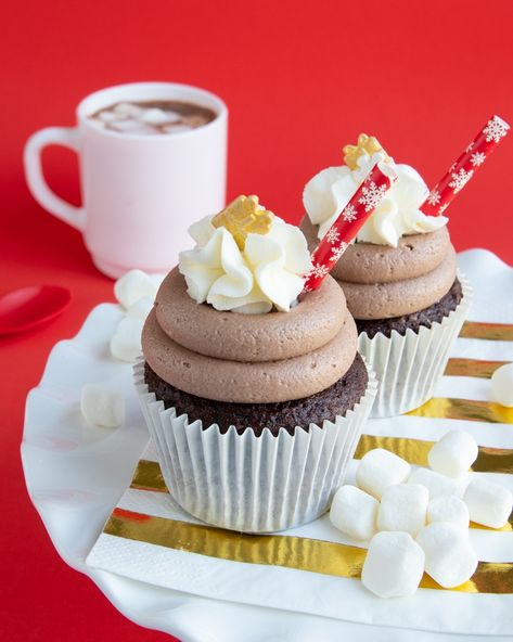 Warm up this winter with fun new cupcakes, Hot Chocolate cupcakes with hot cocoa buttercream! Pair with a piping mug of hot cocoa for a chocolatey winter night! #cocoacupcakes #hotchocolatecupcakes #cocoabuttercream #cupcakerecipes #chocolatecupcakes Hot Chocolate Cupcakes Recipe, Cocoa Frosting, Cocoa Butter Cream, Chocolate Cupcakes Recipe, Winter Cupcakes, Hot Chocolate Cupcakes, Delicious Cupcakes Recipes, Easy Cupcake Recipes, Cupcake Recipes Chocolate