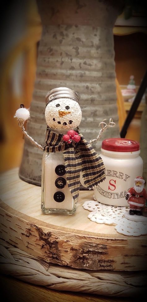 Salt And Pepper Shaker Crafts, Salt Shaker Crafts, Clay Snowmen, Antique Crafts, Clothespin Crafts Christmas, Christmas Table Decorations Diy, Halloween Gourds, Clothespin Crafts, Vintage Christmas Crafts