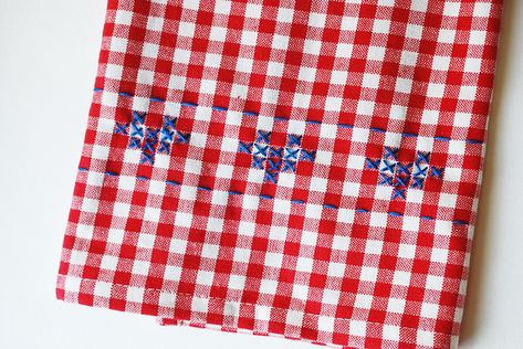 Wild Olive: project: cross my heart dish towel Gingham Cross Stitch, Cross Stitch On Gingham, Gingham Embroidery, Chicken Scratch Embroidery, Wild Olive, Ornament Designs, Stitch Witchery, Diy Textiles, Heart Dish