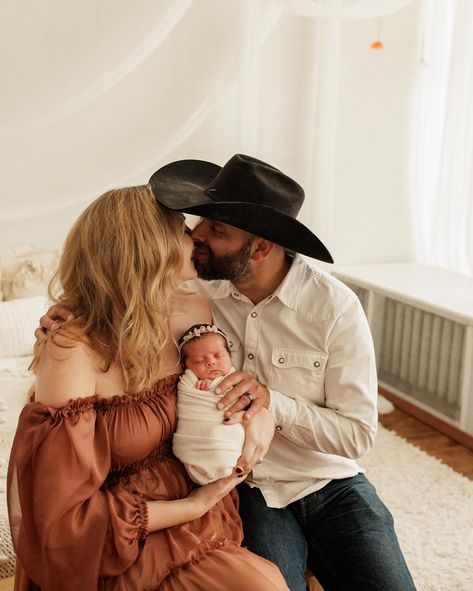 Not often do I get cool cowboy hats in the studio, but I loved it! How gorgeous is this fam 🥰🥰 #bethanyhopephoto #chicagonewbornphotographer #chicagobabyphotographer #chicagonewbornphotography #chicagofamilyphotographer #newbornphotography Western Newborn Family Pictures, Western Newborn Pictures, Cool Cowboy, Newborn Family Pictures, Chicago Baby, Flash Ideas, American Flag Wallpaper, Hope Photos, Flag Wallpaper