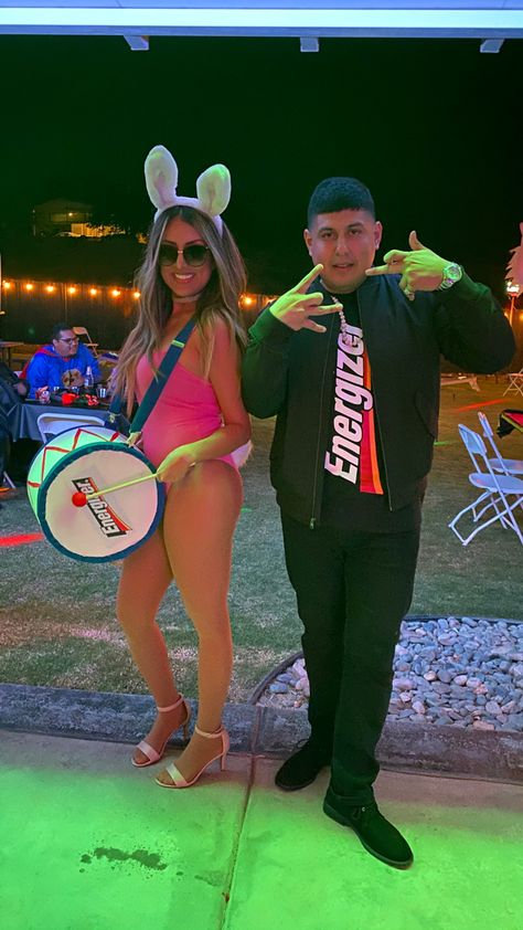 Artsy Costumes, Iconic Duo Costumes Couples, Energizer Bunny Costume, Dynamic Duo Costumes Couples, Halloween Costumes Glasses, Halloween Couples Costume, Iconic Duos, Most Creative Halloween Costumes, Iconic Halloween Costumes