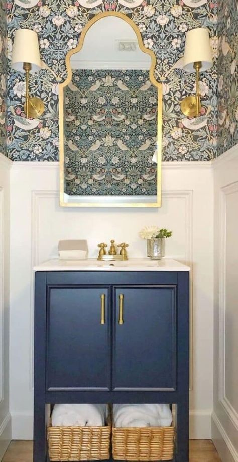 24 Small Powder Room Decor Ideas » Lady Decluttered Half Bathroom Wallpaper Ideas Luxe, Half Bathroom Ideas Classic, Powder Bath No Window, Eclectic Bathroom Wallpaper, Navy Wallpaper Powder Room, Classic Powder Room Design, Maryland Townhouse, Small Powder Room Remodel, Tile Powder Room