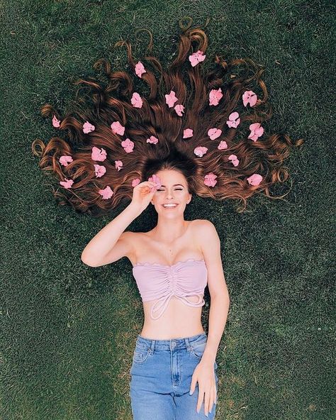 Spring Photoshoot, Hair Photography, Shotting Photo, Photography Inspiration Portrait, Creative Photography Techniques, Creative Portrait Photography, Photographie Inspo, Photography Posing Guide, Foto Tips