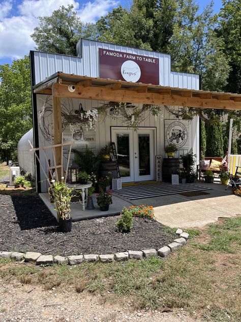 Farmers Market Building Design, Homestead Store Ideas, Farm Shop Decor Ideas, Farm Stand Shed Ideas, Cute Farm Stand Ideas, Farmer Stand Ideas, Garden Market Ideas, Small Business Farmers Market, Small Farm Store Ideas