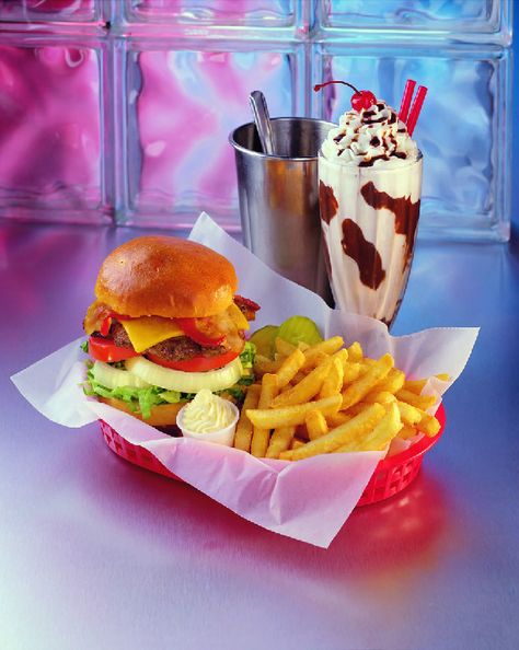 Cakes-n-Creams 50's Diner & Dessert Parlor Best Burgers Fries & Shakes Branson Mo. Diner Food Recipes, American Diner Food, Diner Aesthetic, Diner Food, Diner Party, 50s Diner, Vintage Diner, Diner Recipes, Retro Diner