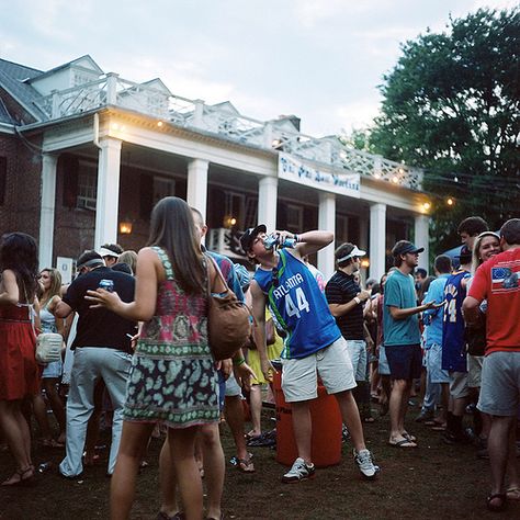 What to do and not to do at a fraternity party. Frat Party Themes, Frat Party Aesthetic, Frat Boy Aesthetic, Fanfiction Aesthetic, Teenage Fun, Pong Tournament, Frat Party Outfit, Frat Outfits, House Party Aesthetic