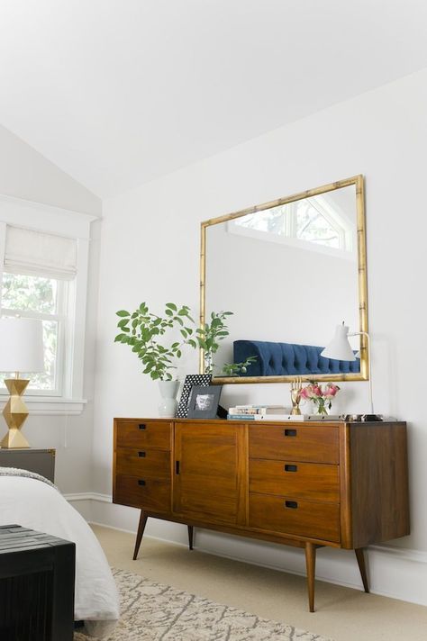 Mid-century Modern Dresser – Love the styling and the large mirror above it Modern Retro Furniture, Mid Century Bedroom, Mid Century Dresser, Mid Century Modern Bedroom, Mid Century Modern Dresser, Interior Modern, Mid Century Modern Decor, Vintage Interior, Retro Furniture