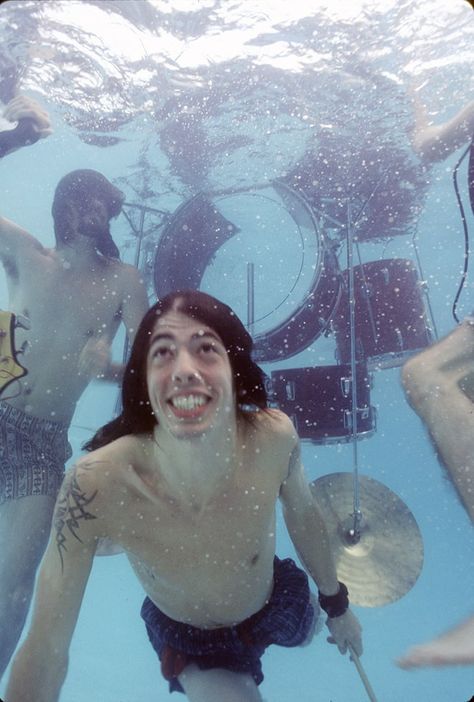 Dave Grohl takes a dive at Nirvana's 'Nevermind' pool party 25 years ago. Curco Vein, Nirvana Songs, 25 Years Later, Foo Fighters Dave Grohl, Nirvana Nevermind, Foo Fighters Dave, Krist Novoselić, Nirvana Kurt Cobain, Nirvana Kurt