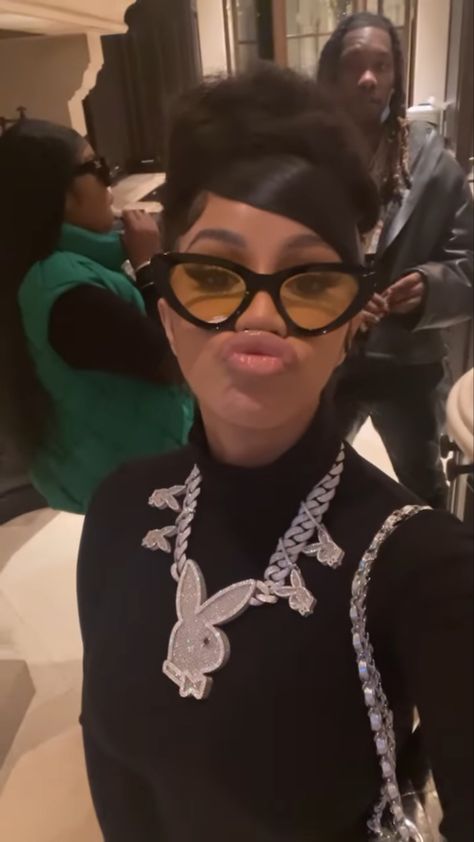 Cardi B Funny Face, Keep The Conversation Going, Cardi B Pics, Catfish Girl, Cardi B Photos, Celebrity Selfies, Carpet Looks, Cute Rappers, Female Rappers