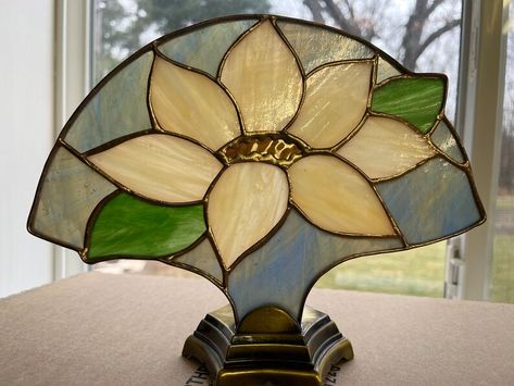 Stained Glass Fan Lamp Sunflower - Etsy Hanging Stained Glass, Art Sunflower, Dream Catcher Native American, Stained Glass Angel, Stained Glass Window Panel, Glass Sculptures, Stained Glass Flowers, Stained Glass Lamps, Stained Glass Diy