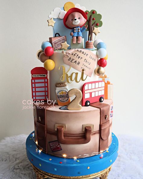 Jackie Florendo 🇵🇭 on Instagram: “Please look after this 🐻! Paddington is having the time of his life as he travels to attend little Kai’s birthday! Suitcase packed with all…” Paddington Cake Ideas, Paddington Bear Birthday Party, Paddington Bear Cake, Paddington Birthday, Paddington Party, Cake 2022, Paddington Bear Party, Oso Paddington, Travel Cake