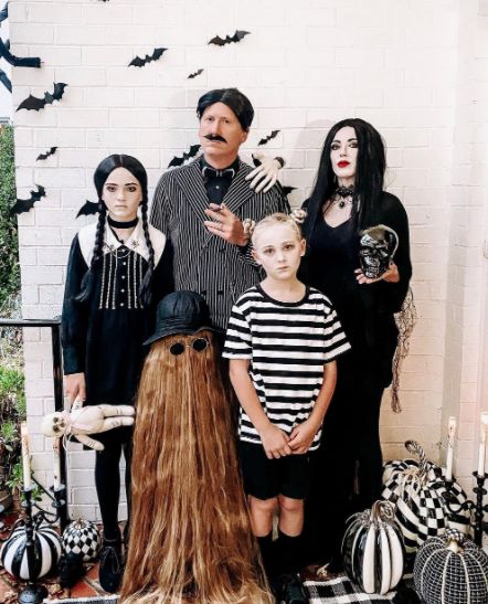 Halloween Costumes Adams Family, Family Halloween Photoshoot, Adams Family Costume, Adams Family Halloween, Matching Family Halloween Costumes, Family Themed Halloween Costumes, Halloween Costumes For Family, Themed Halloween Costumes, Addams Family Costumes