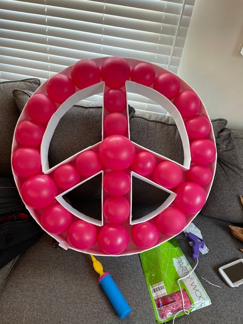 Peace Sign Balloon, Ballon Mosaic, Peace Sign Party, Balloon Mosaic, Pre K Graduation, Graduation Party Planning, Hippie Party, Sweet 16 Parties, Party Diy