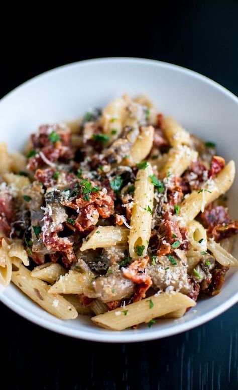 A delicious pasta dish with chorizo, portobello mushrooms, sun-dried tomatoes, and plenty of garlic! Chorizo Sundried Tomato Pasta, Pasta Chorizo Recipes, Miracle Pasta, Recept Pasta Oven, Chorizo Pasta Recipes, Soy Chorizo, Chorizo Pasta, Vegan Chorizo, Chorizo Recipes