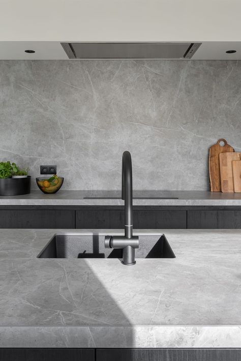 Locas Project with Atlas Plan surfaces Grey Marble Countertops Kitchen, Light Grey Countertops, Grey Kitchen Countertops, Grey Marble Countertops, Light Grey Backsplash, Grey Marble Kitchen, Modern Home Inspiration, Kitchen Renovation Inspiration, Marble Countertops Kitchen