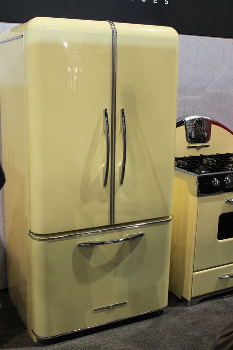 retro style appliances Retro Kitchen Appliances, Vintage Kitchen Appliances, Vintage Refrigerator, Retro Refrigerator, Vintage Style Kitchen, Retro Appliances, Retro Fridge, Vintage Stoves, Outdoor Kitchen Appliances