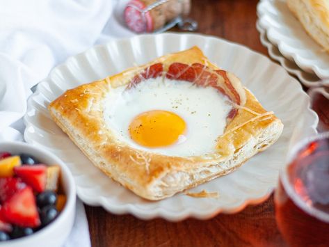 Puff Pastry Egg Tarts Tarts With Puff Pastry, Weekend Breakfast Recipes, Egg Tart Recipe, Elegant Brunch, Cheese Puff Pastry, Puff Pastry Dough, Frozen Puff Pastry, Puff Pastry Sheets, Tart Recipe