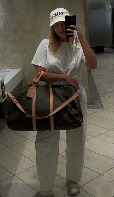 Lv Luggage, Airport Chic, Simple Work Outfits, Outfit Planning, Lv Backpack, Louis Vuitton Supreme, Louis Vuitton Luggage, Louis Vuitton Travel Bags, Travel Vibes