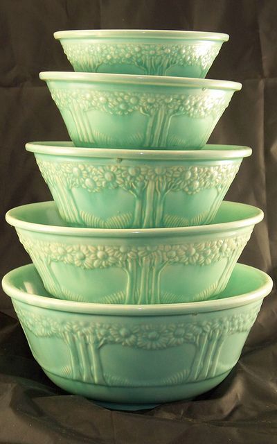 Vintage Homer Laughlin Orange Tree Nesting Bowls  Both my grandmothers had at least one of these. Retro Dinnerware, Vintage Jadeite, Green Cottage, Vintage Dishware, Kitchen Things, Kitchen Ware, Orange Tree, Nesting Bowls, Vintage Bowls