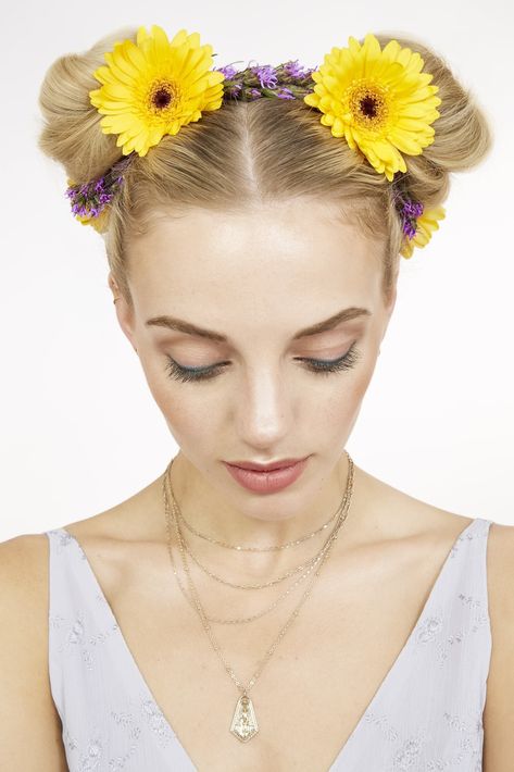 Floral Hairstyles, Festival Makeup Tutorial, Festival Makeup Rave, Floral Hairband, Festival Makeup Glitter, Flower Braids, Boho Flower Crown, Space Buns, Floral Accessories Hair