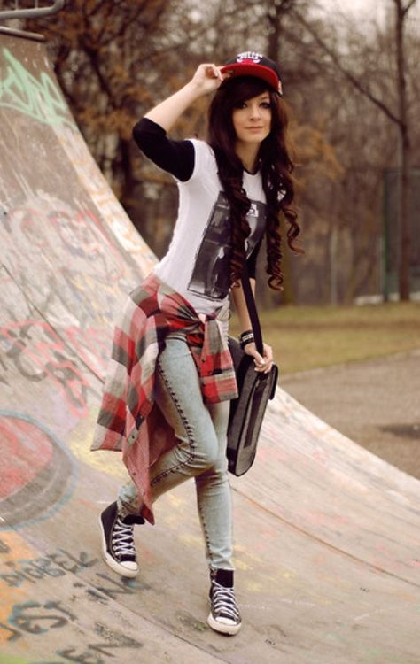 Skater plaid. Her style is probably really catchy and easy to create since it a comfy style Skater Girl Looks, Grunge Style Outfits, Styl Grunge, Mode Rockabilly, Moda Rock, Converse Outfits, Scene Girl, Moda Emo, Pastel Outfit